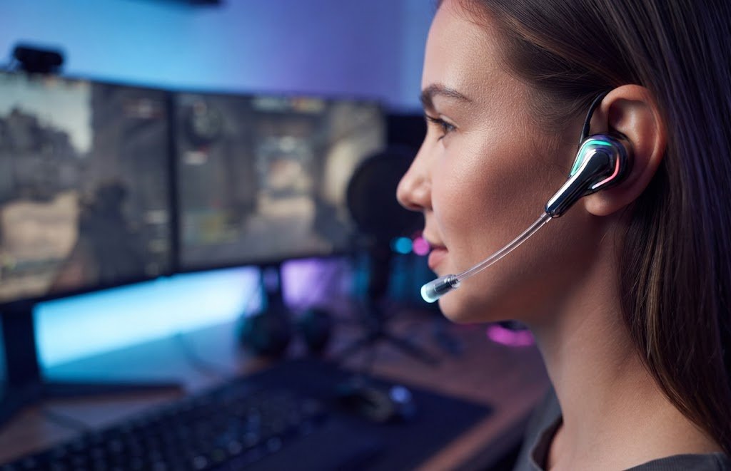 Gaming earbuds with mic can be useful when you play multiplayer games